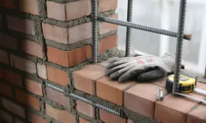 Pęknięcia w ścianie z cegły? Skuteczne wzmocnienie krok po kroku