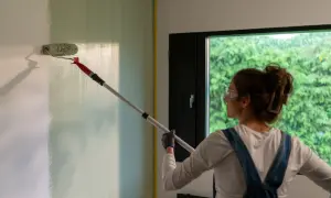 Jak malować ściany? Osiągnij profesjonalny efekt bez smug!