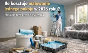 Malarz maluje ścianę na niebiesko, widać wiaderka z farbą, wałek i pędzle.
