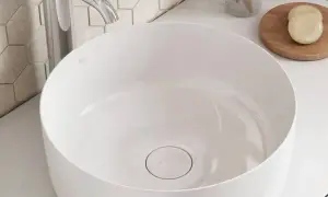 Konglomerat czy ceramika? Wybierz idealny materiał na lata!