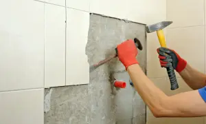 Jak położyć tynk na płytki? Trwały efekt bez kucia!