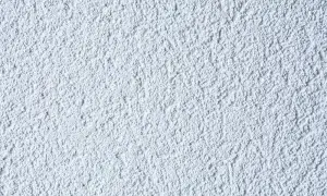 Usuwanie tynku mineralnego: Poradnik DIY krok po kroku. Czy to dla Ciebie?