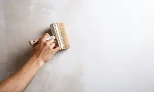 Gruntowanie ścian: Kiedy musisz, a kiedy możesz pominąć?