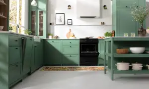 Idealna ściana w kuchni? Poznaj materiały, trendy i uniknij błędów