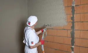 Czym pomalować tynk cementowo-wapienny? Trwałe ściany krok po kroku
