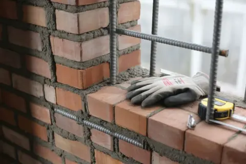 Pęknięcia w ścianie z cegły? Skuteczne wzmocnienie krok po kroku