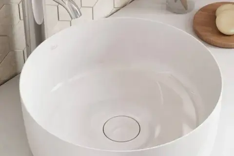 Konglomerat czy ceramika? Wybierz idealny materiał na lata!