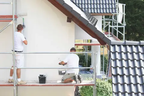 Elewacja akrylowa czy silikonowa? Wybierz mądrze! Porównanie eksperta