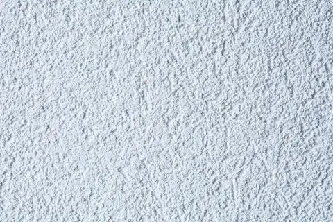 Usuwanie tynku mineralnego: Poradnik DIY krok po kroku. Czy to dla Ciebie?