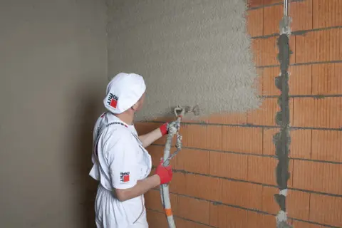 Czym pomalować tynk cementowo-wapienny? Trwałe ściany krok po kroku
