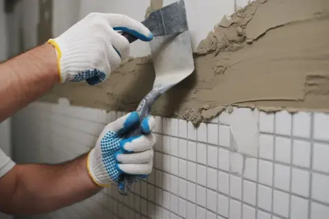 Jak usunąć tynk mozaikowy? Poradnik krok po kroku i cenne wskazówki