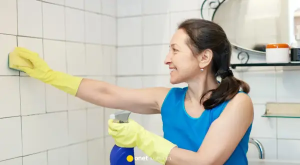 Jak wyczyścić fugi z pleśni? Domowe sposoby i profesjonalne triki