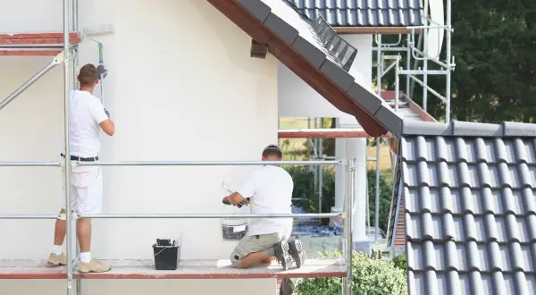 Elewacja akrylowa czy silikonowa? Wybierz mądrze! Porównanie eksperta