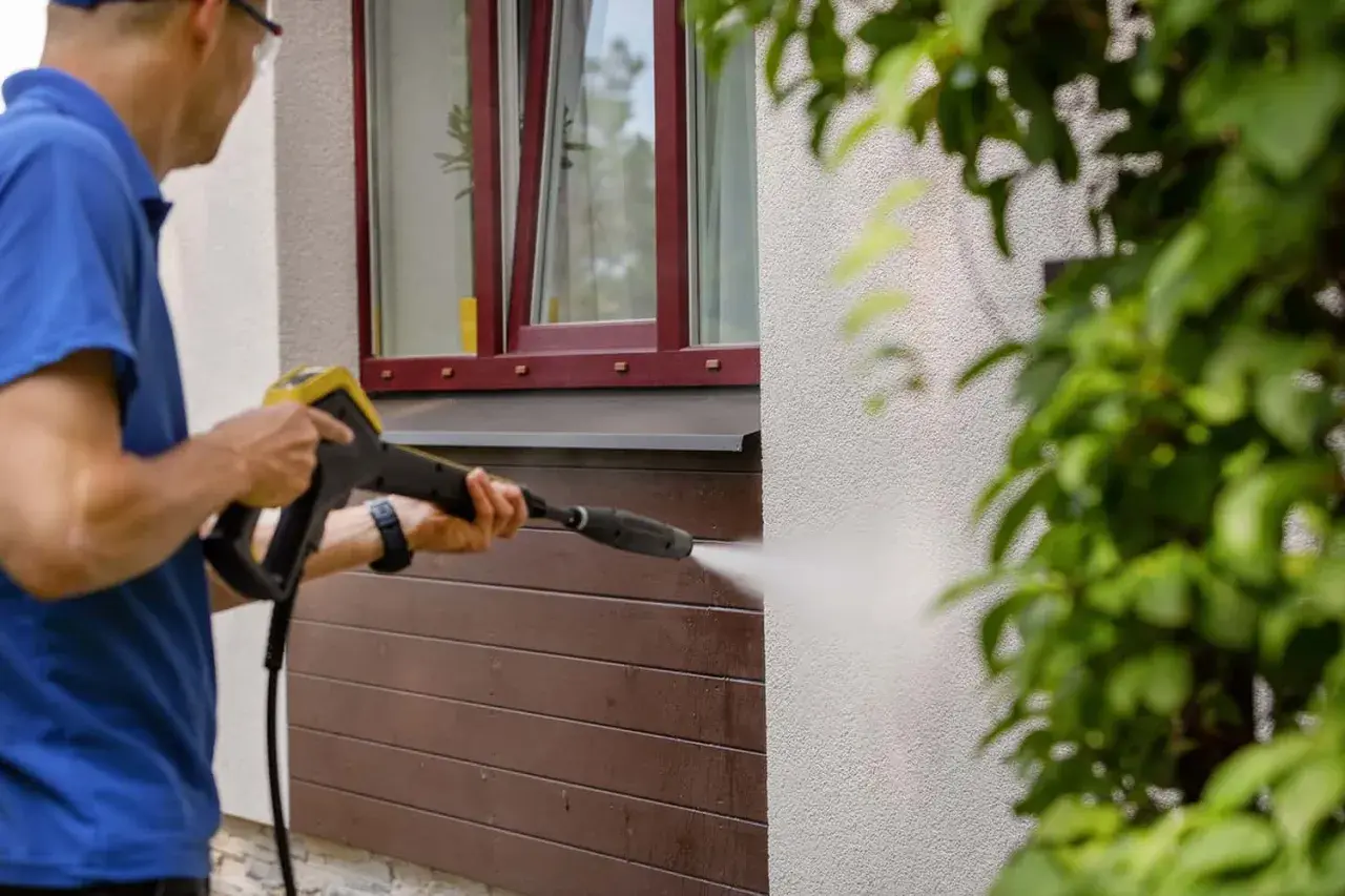 Czym czyścić elewację? Poradnik: materiały, metody, DIY i pro