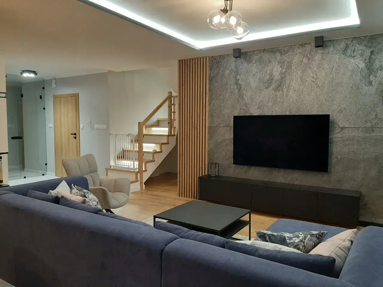 lamele z oświetleniem led przy schodach inspiracje