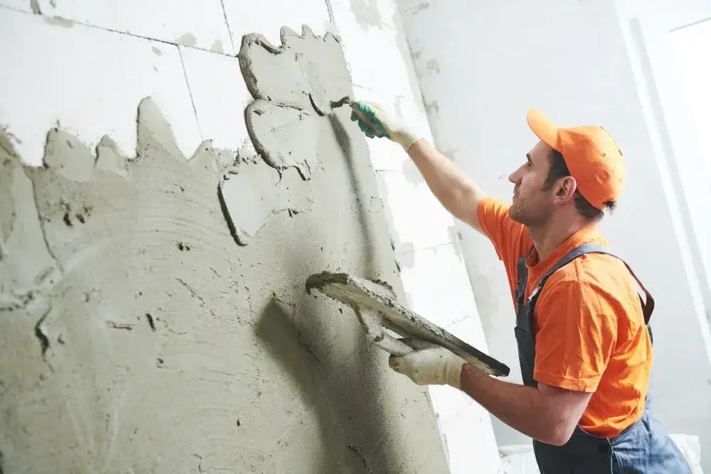 różne grubości warstw tynku na ścianie