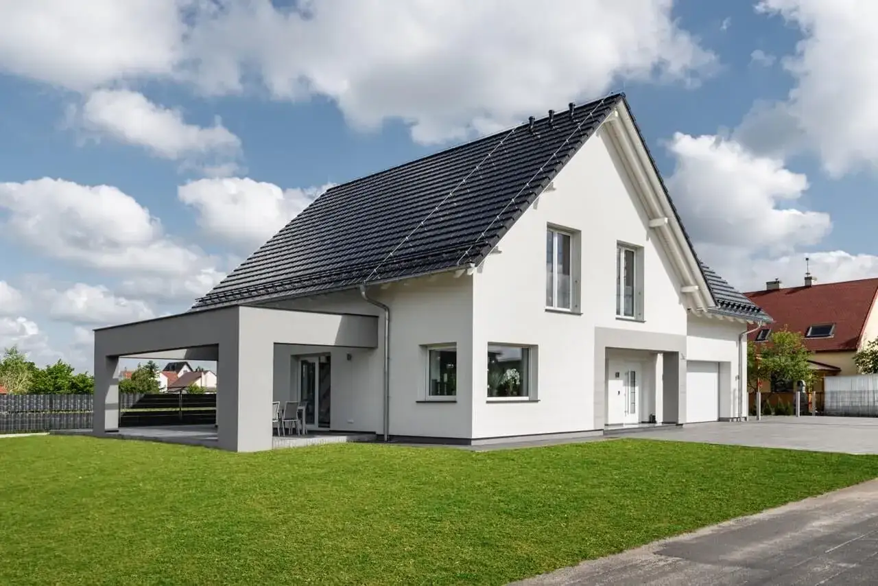 dom grafitowy dach białe okna biała elewacja