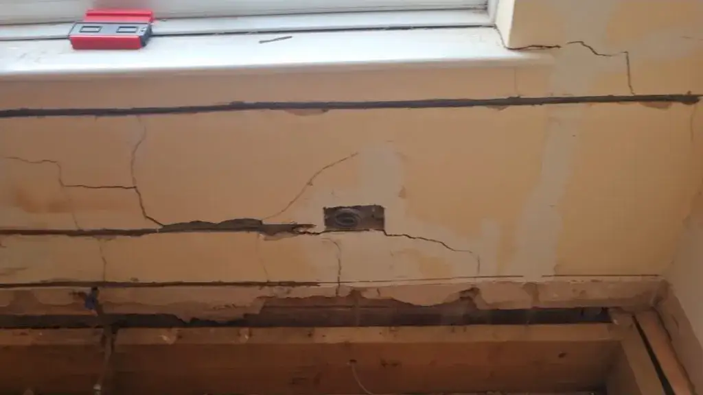 pęknięcia w ścianie ceglanej, rodzaje pęknięć budowlanych