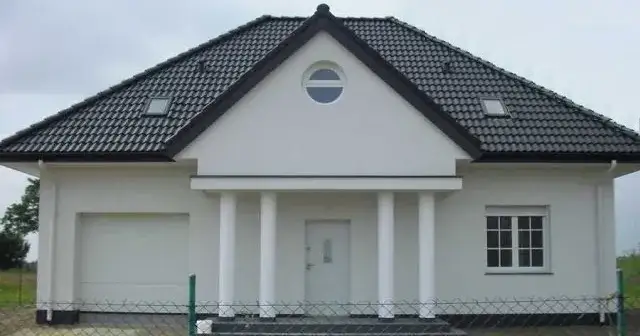 dom grafitowy dach białe okna ciemna elewacja