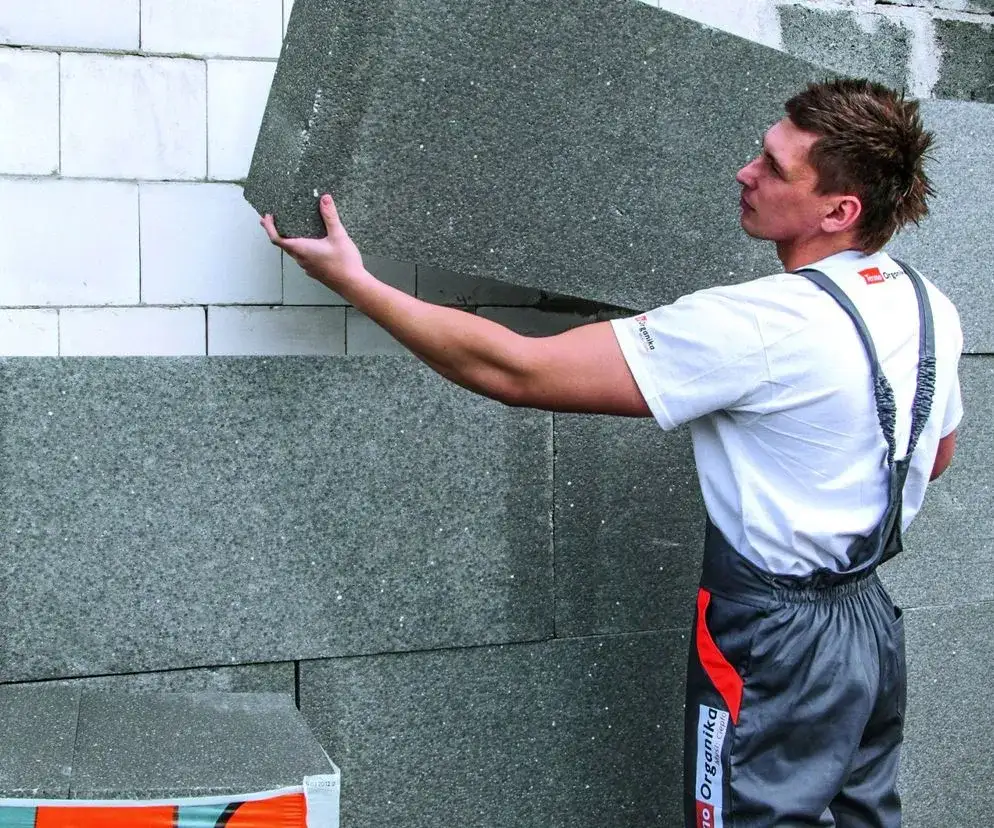 Styropian grafitowy na elewacji, siatki osłonowe