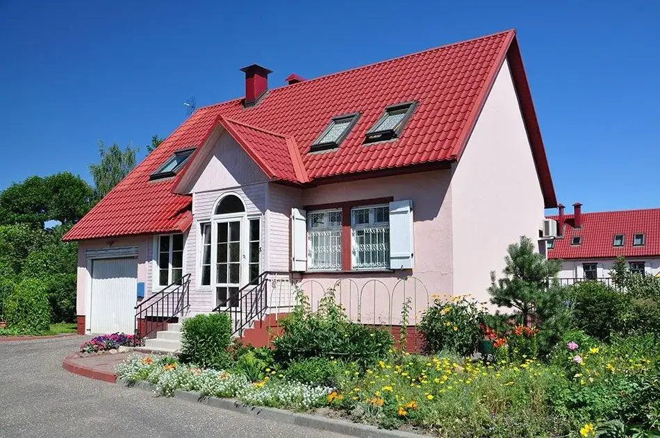 dom czerwony dach białe okna elewacja grafitowa zielona pastelowa