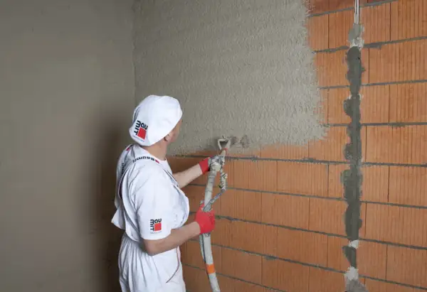 Czym pomalować tynk cementowo-wapienny? Trwałe ściany krok po kroku